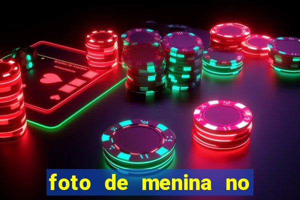 foto de menina no espelho cacheada