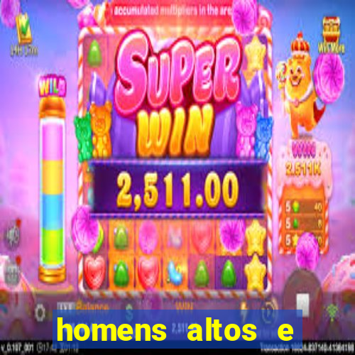 homens altos e magros pelados